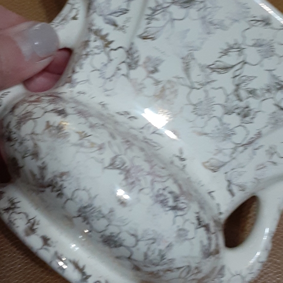 Vintage Vase with gold floral print made by Stoneer Pottery Co. - Picture 7 of 9